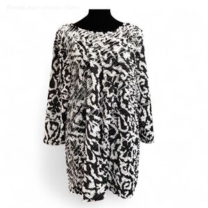 SUSAN GRAVER  Black and White Abstract Ruffl Tunic L ,Exelent Condition.